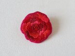 赤い花のブローチ