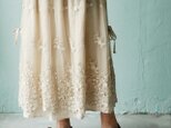 【受注製作】天然素材で製作したロングスカート 花柄レース 大人な美 綿麻 ベージュ LS3920の画像