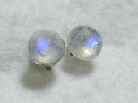 （１点もの）レインボームーンストーン・ローズカットのピアス（8mm・チタンポスト）