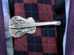 真鍮ブラス製　ギター型ネクタイピン(タイバー)1個　ネクタイ・ポケットの飾りにの画像