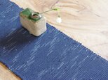 置くものを引き立てる裂き織り木綿テーブルセンター 　深い紺色＆フリンジ仕立て　和ナチュラル　の画像