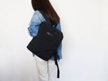 スクエア型リュック＜ブラック×ブラック＞