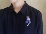 完成品【せなかねこブローチ】雨に濡れた紫陽花ワンピースの猫ちゃん（フェルト・ビーズ・パール・刺繍・梅雨）の画像