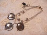 【SALE】グレーシェルとお花の2連ブレスレットの画像