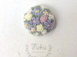 フラワーガーデンS　刺繍くるみボタン　ヘアゴムorブローチ〈大きさ：29mm〉の画像