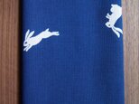 天然藍の型染め手拭い 飛び兎の画像