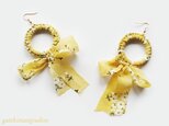 黄色の花柄リボンのピアス【イヤリング等変更可】