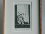 窓から猫が/銅版画 (額あり）の画像