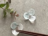 ガラスの箸置/水の花・青みどり色の画像