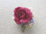 赤い巻き薔薇とライラック ブルーを少し L * シルクデシン製 * コサージュの画像