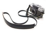 カメラストラップ おしゃれ デジカメ コンパクトカメラ用の金具付き 革 日本製オイルヌメ革使用 ブラックの画像
