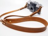 カメラストラップ シンプル 革 コンパクトカメラ デジカメ用の金具付き 日本製オイルヌメ革使用 キャメル系ブラウンの画像