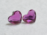 スワロフスキー・ハートの一粒ピアス（フューシャ・チタンポスト）