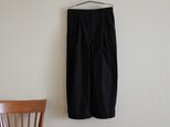 黒のバルーンタックパンツの画像