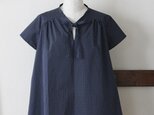 後ろ下がりのブラウス　リボン　ネイビー水玉　半袖（M）