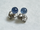 アフリカ産ブルーサファイアのスタッドピアス（4mm・チタンポスト）