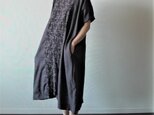 リネンと刺繍生地のゆったりワンピース　チャコールブラウン