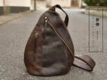 【受注製作】贅沢に100%牛革レザー製　ボディーバッグ　収納豊富　チャック付　茶褐色　BB8393