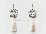 蓮とタッセルのピアス/白【イヤリング等変更可】