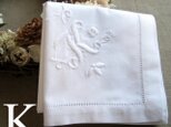 Aging手刺繍イニシャルハンカチ　ホワイトKの画像