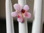 ベビーピンクのお花＊ガラスのリングの画像