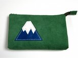 手縫い富士山をアップリケしたグリーンのポーチ