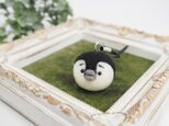 【受注製作】まゆペンギン(ヒナ)　携帯クリーナーストラップ　　羊毛フェルト(アクレーヌ)の画像