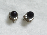 小粒ブラックオニキスのスタッドピアス(4mm・チタンポスト)