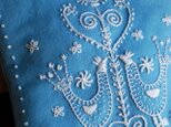 鳥の柄のスウェーデン刺繍のクッション〈ウール/ブルー〉の画像