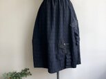 おもしろい加工生地のコクーンスカート（黒）