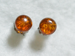 （１点もの）バルティックアンバーのスタッドピアス・6mmライトコニャック（チタンポスト）