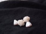 【真珠の刺繍イヤリング】triangle × seed pearl