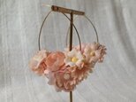 染め花のフープピアス（涙型・サーモンピンク)
