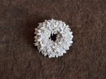 白い花のリングブローチ
