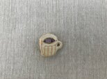 ベージュ色コーヒーカップのブローチ（しのぎ柄）の画像