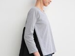 Omiso long tops/ gray×blackの画像