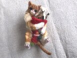 茶トラちゃんとクリスマスストッキング　形状安定羊毛フェルト　ブローチ＆ネックレスの画像