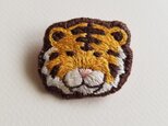 虎のほっこり手刺繍ブローチの画像