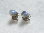 （１点もの）小粒ラブラドライトのスタッドピアス（4mm・チタンポスト）