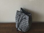 bag[手織りオーバーショット織  巾着バッグ]グレー×ブラックの画像