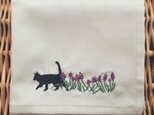 S様専用 オーダー作品 ハンカチ ムスカリと黒猫の手刺しゅうの画像