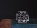 arabesque and flowers broochの画像