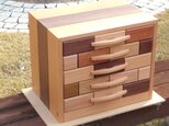 無垢材で作った隠し個所付5段の引き出し