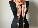刺繍のお花つき　オーガニックコットンスカーフのロングラリエット　サーモンピンクの画像