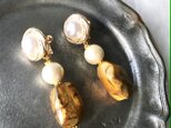 White pearls with Gold rock earringsの画像