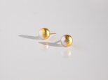 シンプル＋α 金箔パール[ピアス] ゴールド＆ホワイト 6mm　淡水パール一粒スタッドピアス　アレルギーフリー