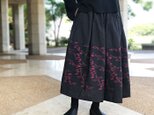 手織りコットンギャザーロングスカート、黒赤絣織り、フリーサイズの画像