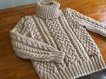 ケーブル編みのタートルネックセーターの画像