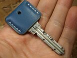 青いキーカバー 白ステッチ