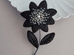 一輪のお花のブローチ くろ